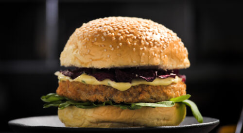 Hambúrguer Gourmet de Mix de Cogumelos com Maionese Caseira e Chips de Beterraba