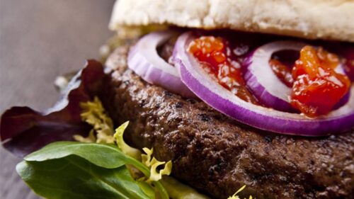 Hamburguer Vegetal com Chutney de Tomate, Mostarda Dijon no Pão de Hamburguer de Sacadura