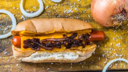 Hot dog cheddar com cebola caramelizada