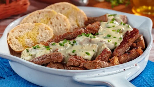 Isca de carne com molho gorgonzola