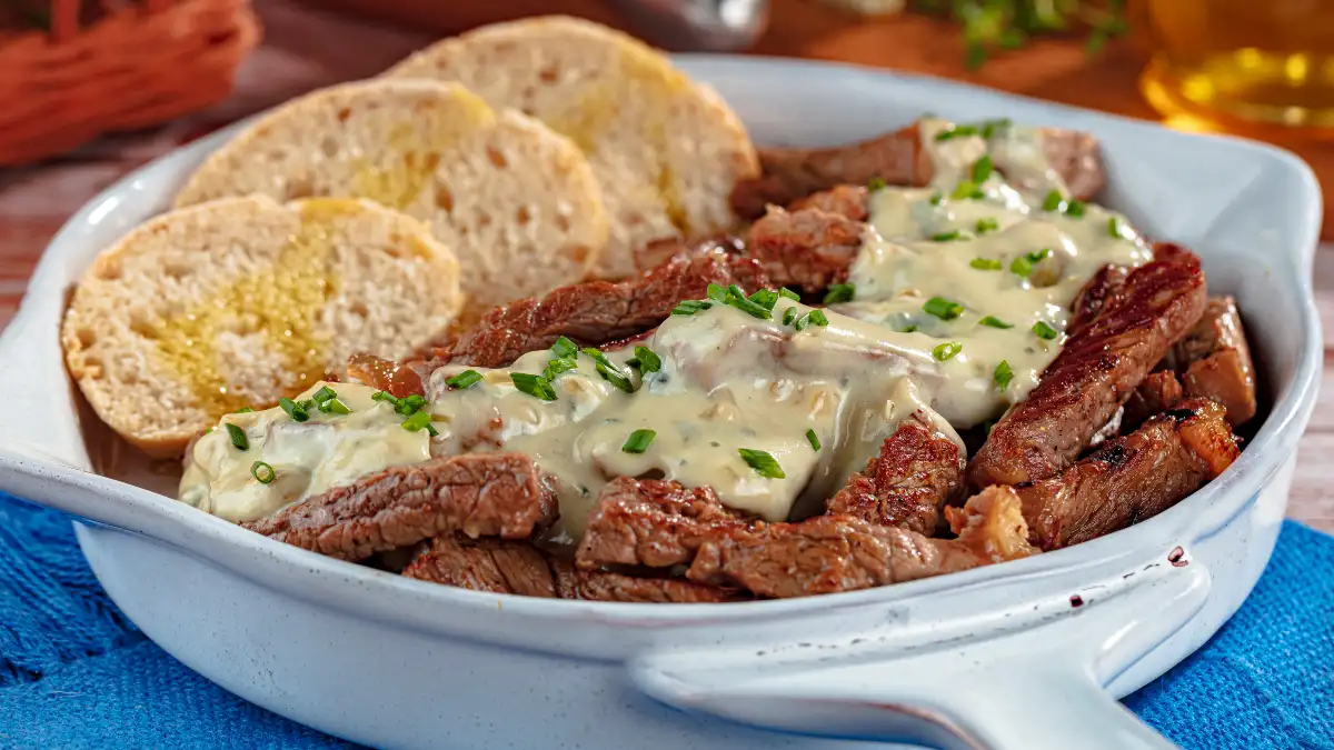 Isca de carne com molho gorgonzola