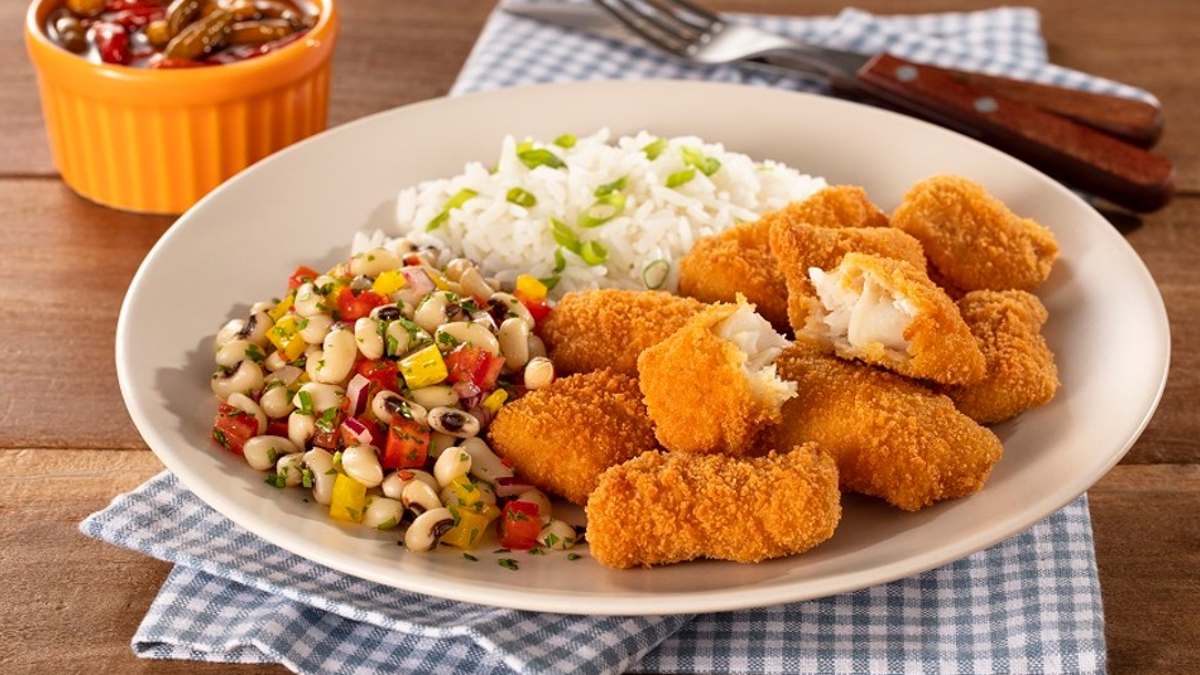 Isca de Peixe Empanada com Vinagrete de Feijão Fradinho