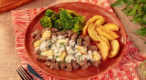 Iscas de carne com molho de parmesão e brócolis