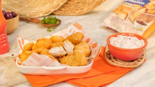 Iscas de Frango Empanadas com Molho de Queijos