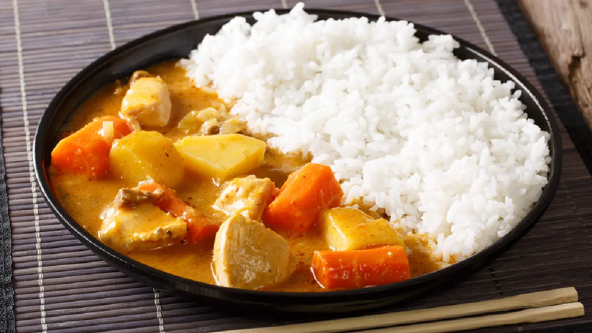 Karê de Frango com Arroz Yakimeshi