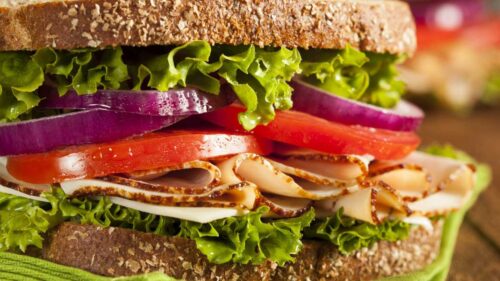 Lanches rápidos para noite com peito de peru: opções práticas de preparar