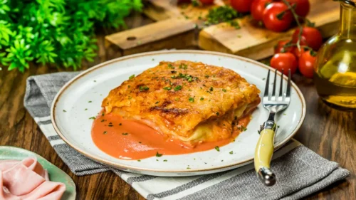 Lasanha de Presunto e Queijo com Molho Aurora