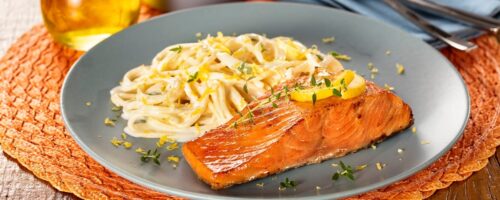 Filé de Salmão em Pedaços com Pasta ao Limone