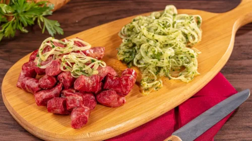 Linguiça de Costela Bovina Servida com Cebolete