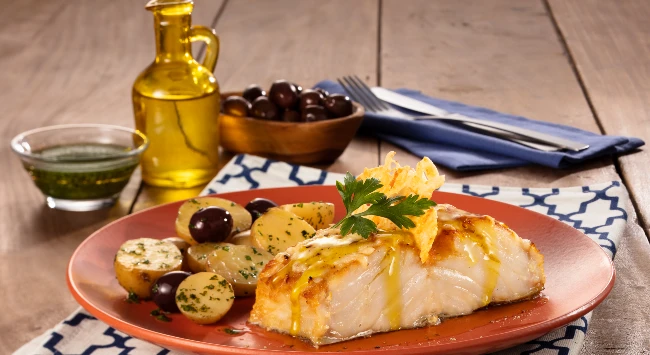 lombo de bacalhau com crispy de parmesão servido em prato redondo