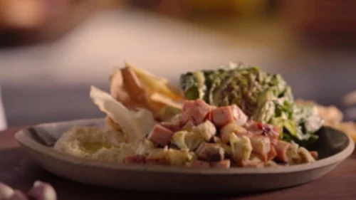 Lombo defumado com homus, couve-flor e berinjela tostadas