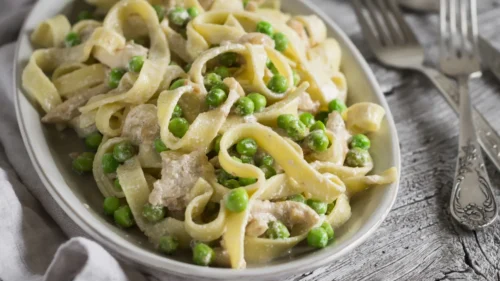 Macarrão à Parisiense com Frango Desfiado