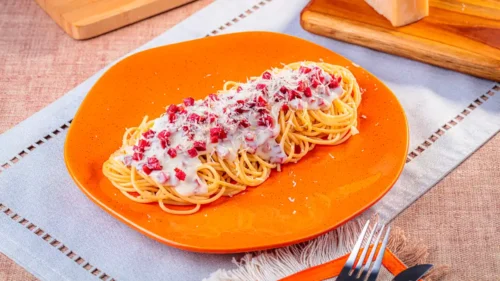 Macarrão ao Molho Branco com Calabresa