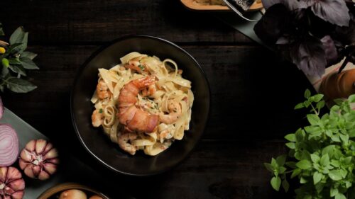 Macarrão ao Molho Branco com Bacon e Camarão