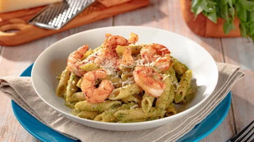 Macarrão com camarão ao molho pesto