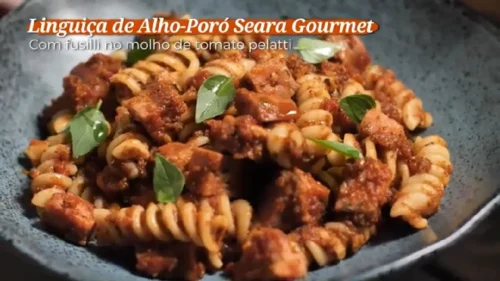 Macarrão com Linguiça de Alho Poró