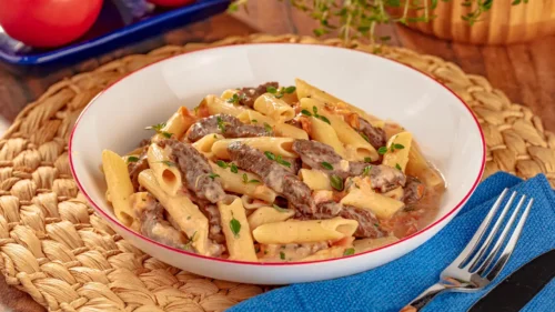 Macarrão de panela de pressão cremoso com tiras de carne