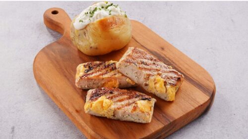 Manta de Frango com Cheddar e Bacon e Batata Assada