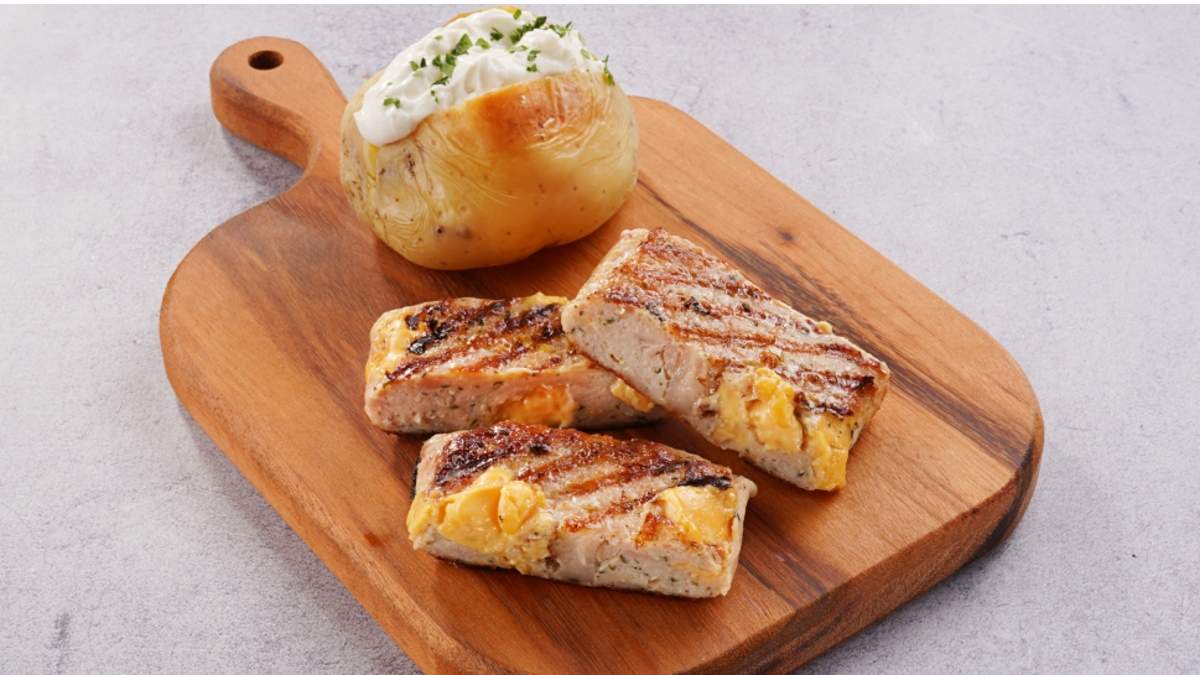 Manta de Frango com Cheddar e Bacon e Batata Assada