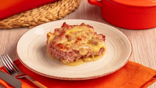 Manta de linguiça na travessa com batata