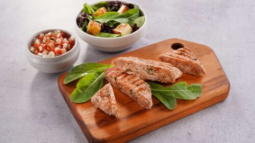 Manta Suína de Tomate Seco e Rúcula com Salada e Queijo Coalho
