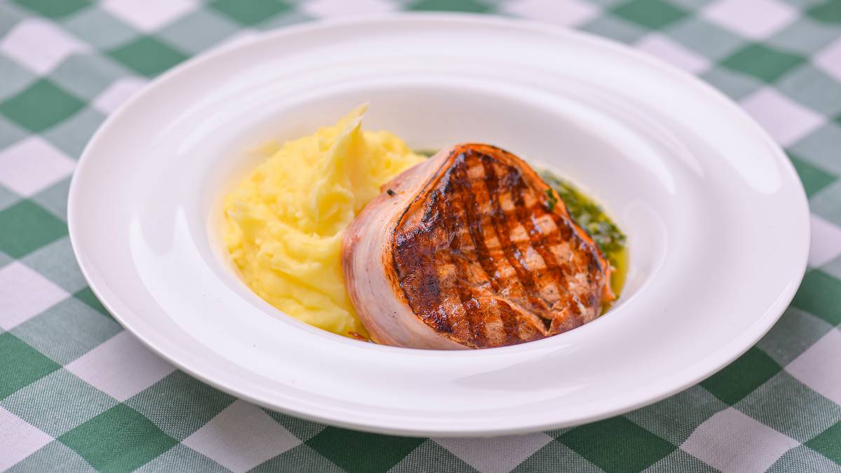 Medalhão de Frango com Presunto e Molho Pesto
