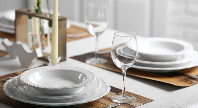 Mesa posta para decoração Dia das Mães: simples, delicada e chique.