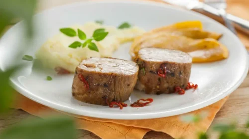 File Mignon Suíno Seara Grelhado com Fatias de Manga Acompanhado com Purê de Batata com Manjericão