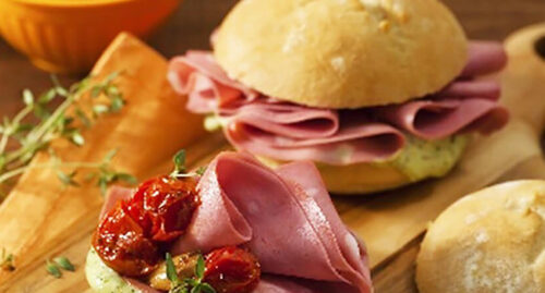 Mini Pão Português com Fatias de Mortadela Defumada