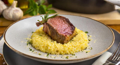 Risoto com carré de cordeiro