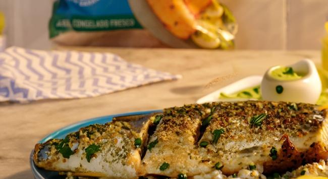 Uma porção elegante de uma deliciosa tilápia à provençal com crocante de quinoa.
