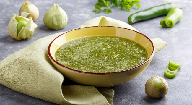 porção de molho de ervas na cor verde e em uma tigela simples.