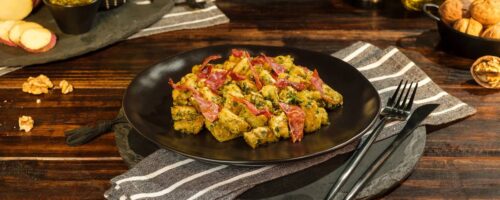 Nhoque de Batata Doce com Molho Pesto e Presunto Cru