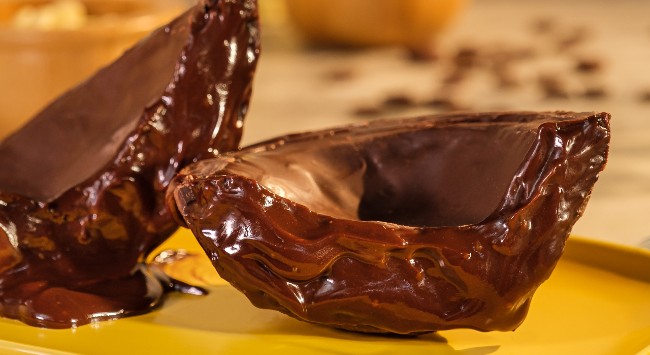 Pedaços de um ovo de Páscoa trufado de chocolate cortados ao meio.