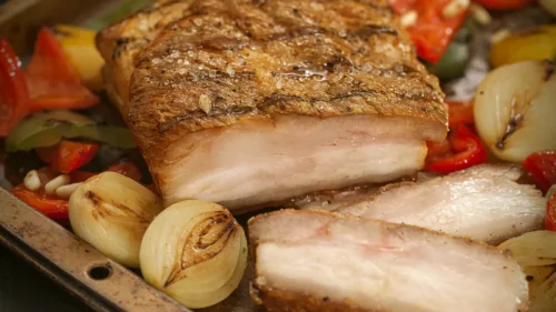 Panceta com Pimentões e Cebolas Assadas com Pinolis e Molho Pesto