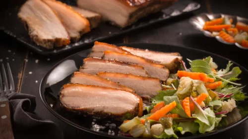 Panceta Suína com Lemon Pepper e Salada de Folhas Verdes e Picles