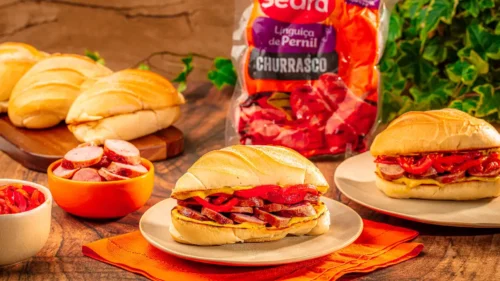 Pão com Linguiça de Pernil e Mostarda Dijon na Brasa
