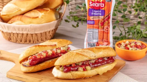 Pão com linguiça, queijo e vinagrete de abacaxi