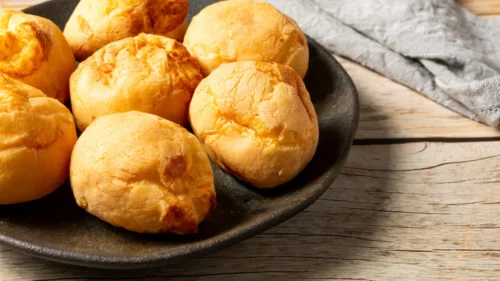 Pão de queijo fit na airfryer para comer no café da manhã e lanche sem culpa