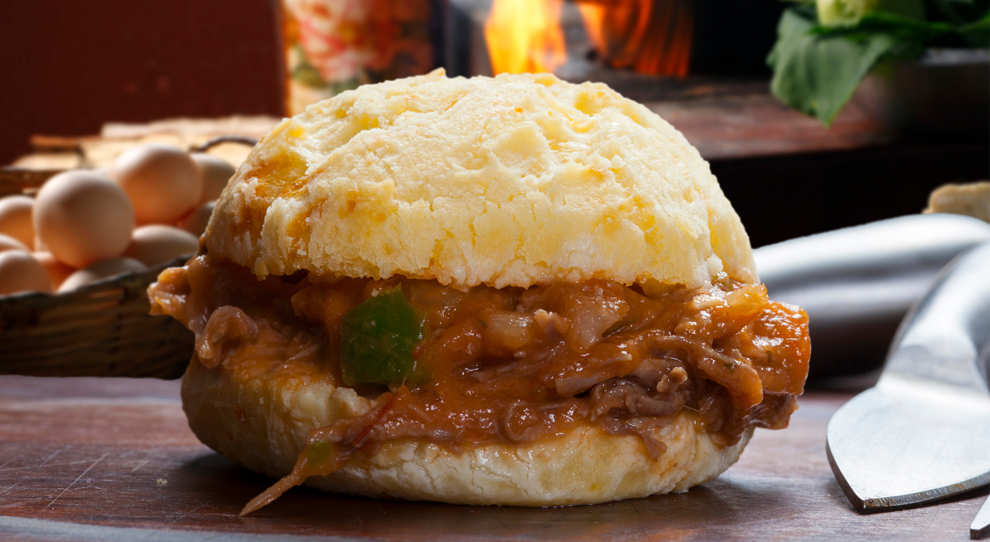 Pão de Queijo Recheado com Costela Assada e Molho de Goiabada Cascão Picante e Defumada