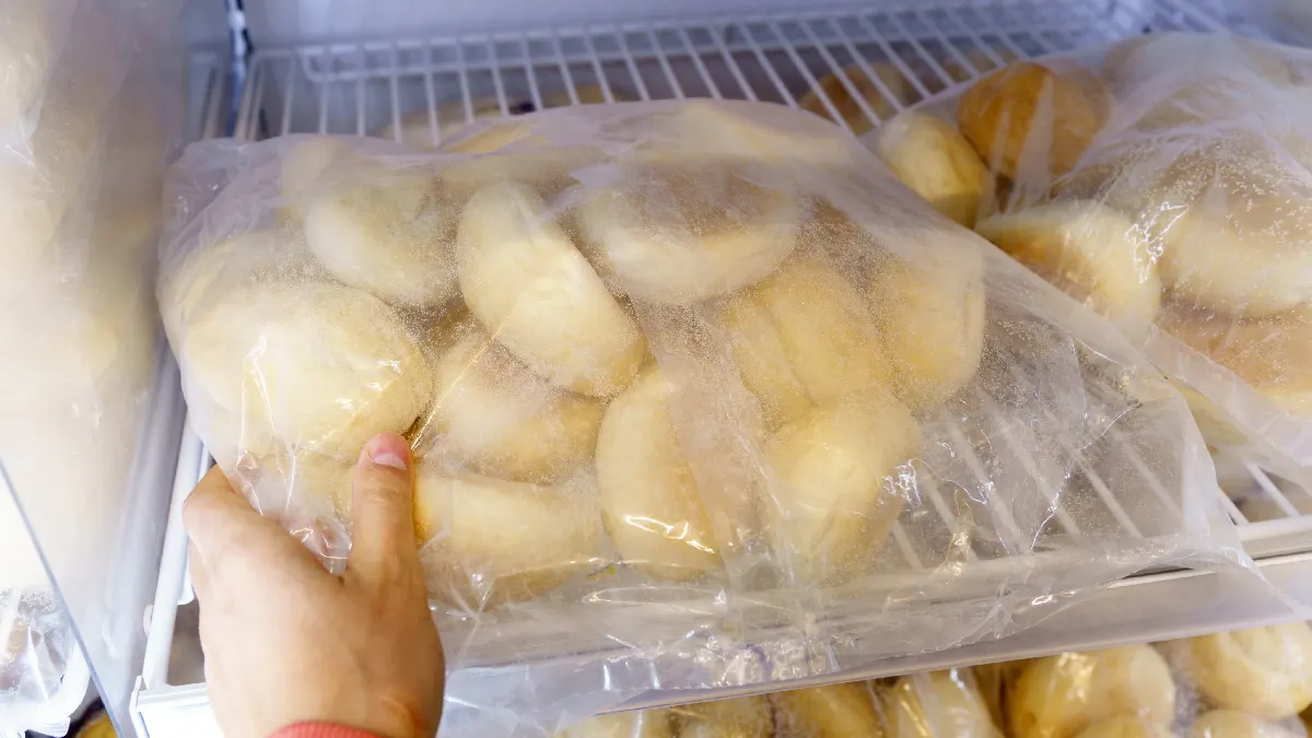 Pão francês congelado em saquinhos no congelador.