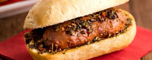 Pão com Linguiça e Molho Chimichurri