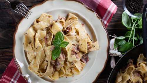 Presunto Parma Crisp no Pappardelle com Couve de Bruxelas e Cogumelo Porcini na Manteiga de Sálvia