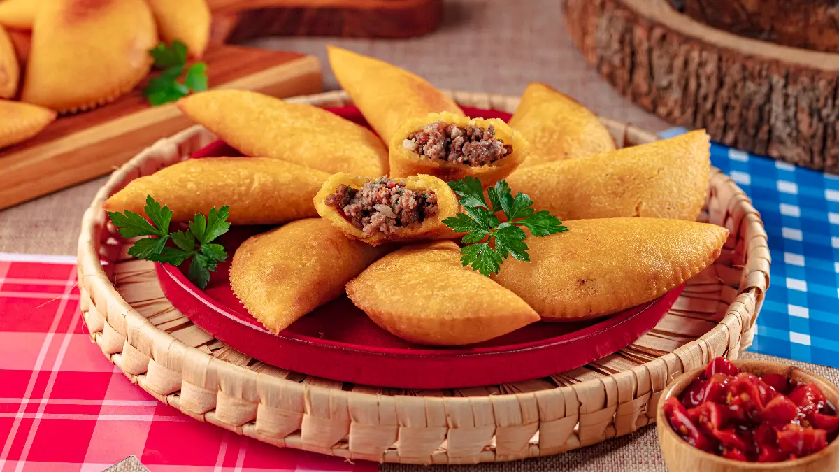 A receita de pastel com massa de angu e recheio de carne moída vai te surpreender no sabor e textura