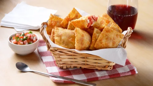 Pastel de Calabresa com Queijo