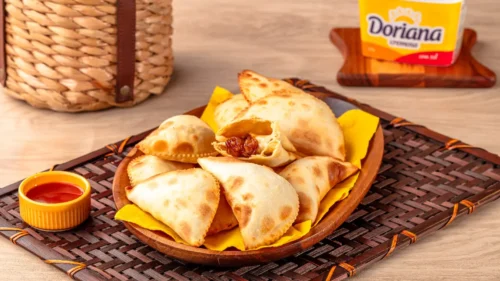 Pastel de queijo com cebola caramelizada