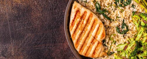 Peito de Frango Orgânico Ao Limão, Arroz 7 Grãos e Salada Com Molho de Iogurte