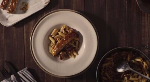 Penne com Costela Suína ao Molho Barbecue e Vinho Tinto