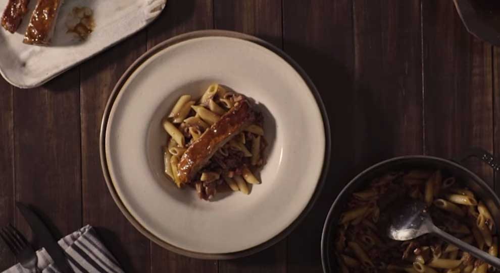 Penne com Costela Suína ao Molho Barbecue e Vinho Tinto