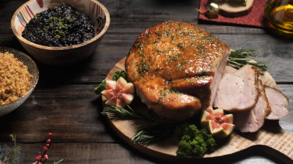 Pernil Assado com Arroz Negro e Farofa de Pão com Ervas
